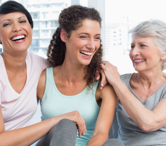 Tres mujeres riendose juntas