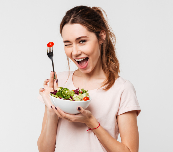 Mujer comiendo comida saludable